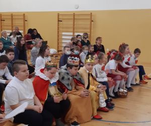 Mali aktorzy w oczekiwaniu na występ