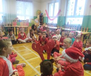 Dzieci siedzą po turecku na podłodze