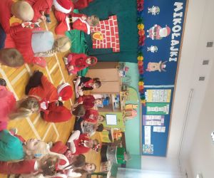 Dzieci śpiewają piosenkę dla Mikołaja