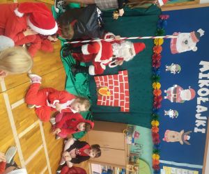 Mikołaj rozmawia z dziećmi