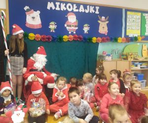 Mikołaj rozdaje prezenty