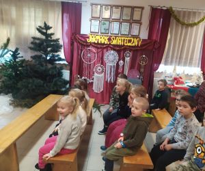 dzieci oglądają przedstawienie