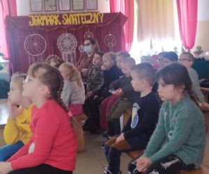 dzieci oglądają teatrzyk