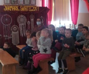 dzieci oglądają teatrzyk