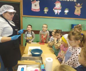 nauczyciel tłumaczy jak zrobić pierniczki