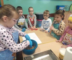 dziewczynka mięsi ciasto