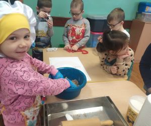 dziewczynka ugniata ciasto