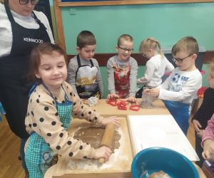 dziewczynka rozwałkowuje ciasto