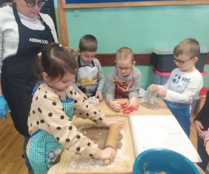 dziewczynka wałkuje ciasto