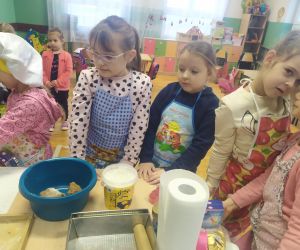 dzieci przyglądają się