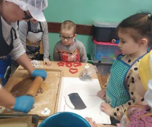 nauczyciel rozwałkowuje ciasto