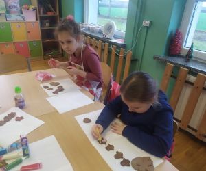 dziewczynki pisakami ozdabiają pierniki