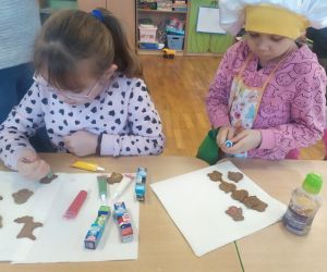 dziewczynki ozdabiają pierniczki