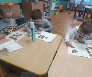 chłopcy ozdabiają pierniczki