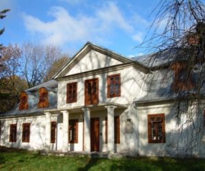 Biały budynek z brązowymi oknami