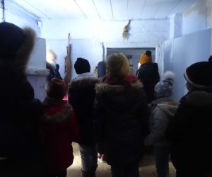 Uczniowie wewnątrz wiejskiej chaty