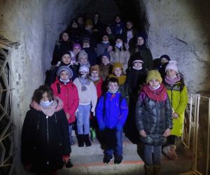Uczniowie na schodach w kopalni kredy 