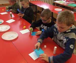Dzieci wykonują kartki.