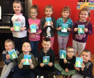 Dzieci prezentują kartki.