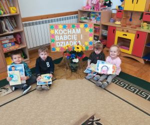 Dzieci i upominki dla Babci i Dziadka.