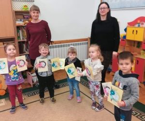 Dzieci młodsze prezentują laurki.