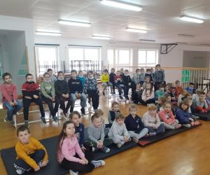 Grupa dzieci wewnątrz budynku.