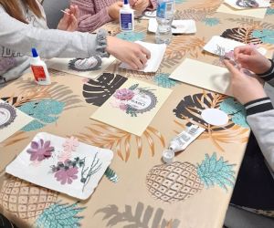 Dzieci wykonują laurki podczas warsztatów.