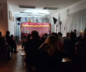 Występ teatrzyku kukiełkowego.