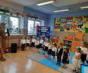 Dyrektor szkoły przystępuje do pasowania przedszkolaków