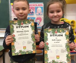 Dzieci prezentują dyplomy
