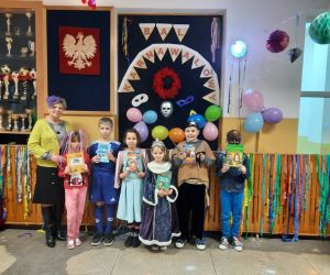 Uczniowie klasy drugiej w strojach karnawałowych  z wychowawczynią