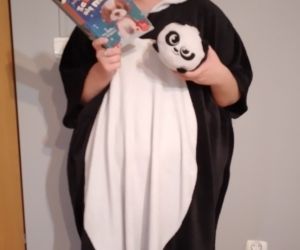 Uczennica w przebraniu czyta książkę