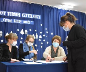 Osoby znajdują się wewnątrz budynku.