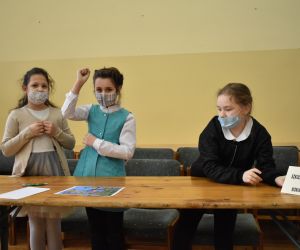 Dzieci wewnątrz budynku.