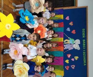 dzieci śpiewają piosenkę