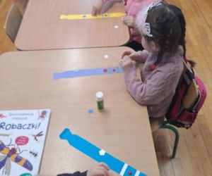 dzieci przygotowują upominki dla dziadków