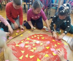 dziewczynka przykleja ser na pizzy