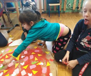 dziewczynka przykleja rukolę