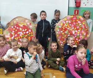 wspólne zdjęcie dzieci z pizzą