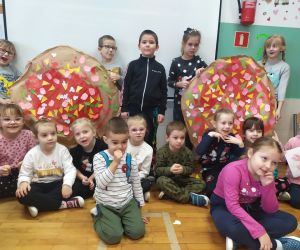 wspólne zdjęcie dzieci z pizzą