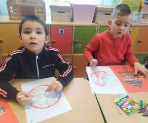 chłopcy kolorują pizzę