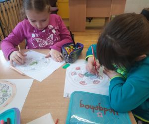 dziewczynki kolorują pizzę