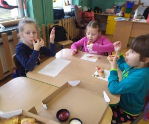 dziewczynki spożywają pizzę