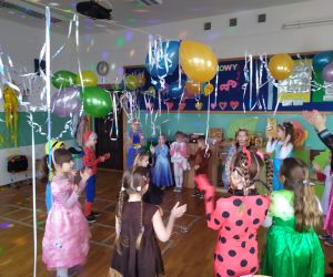 taniec dzieci w kółku