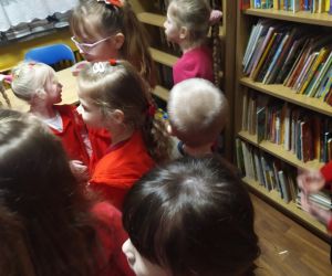 dzieci w bibliotece