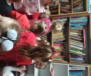 dzieci w bibliotece