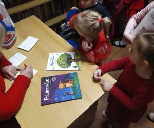 pani bibliotekarka dzieciom zakłada karty czytelnika