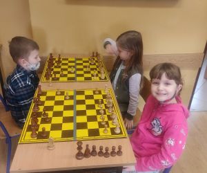 Uczniowie przygotowują się do turnieju szachowego