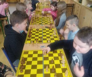 Uczniowie młodszych klas grają w szachy