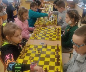 Uczniowie grają w szachy w drużynach dwuosobowych